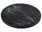 Okrągła, czarna deska do krojenia z marmuru.