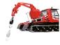 Czerwony ratrak PistenBully 600 z żurawiem i hakiem.