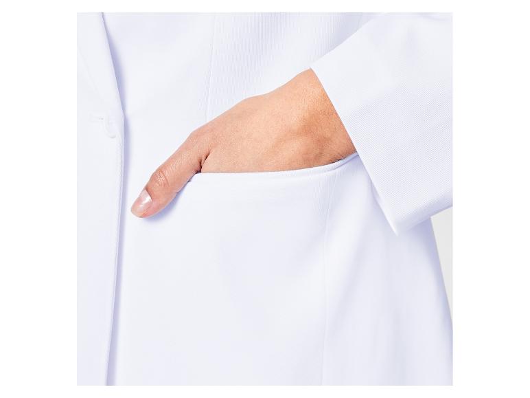 Biały fartuch lekarski z kieszeniami.