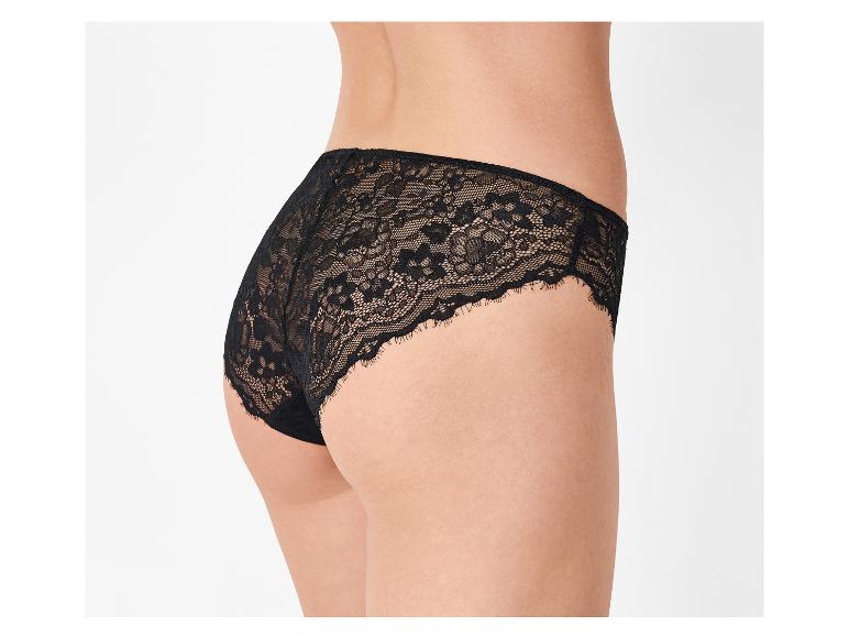 Czarne koronkowe figi na modelce, widok z boku.