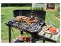 Grillowane żeberka i szaszłyki warzywne na grillu ogrodowym.