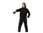 Kobieta w czarnym dresowym komplecie z kettlebell.