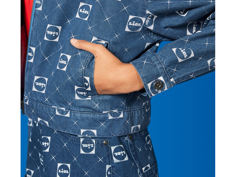 Kurtka dżinsowa i spodnie z powtarzającym się logo LIDL.