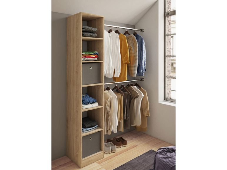 Drewniana szafka z półkami i drążkiem na ubrania, wypełniona ubraniami i butami