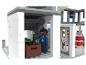 Uśmiechnięta figurka Lego w mundurze Lidl układa zielone butelki w skrzynce.