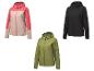 Trzy damskie kurtki softshell w kolorze różowym, czarnym i zielonym.