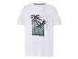 Biała koszulka z nadrukiem palm i napisem „TROPICAL SUMMER”.