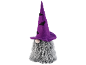Gnom halloweenowy w fioletowym kapeluszu czarownicy ozdobionym czarnymi nietoperzami i długą siwą brodą.