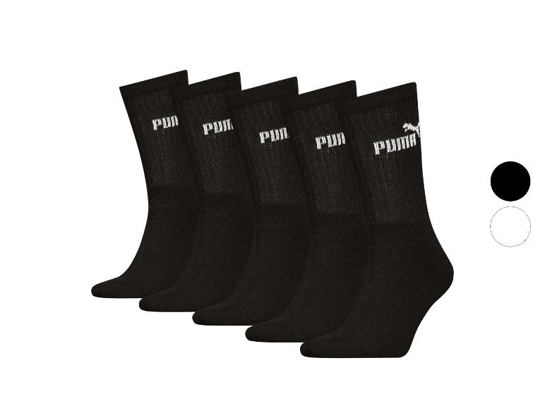 Pięć czarnych skarpet Puma z białym logo, przedstawionych na białym tle.