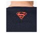 Tył granatowej koszulki z czerwonym logo Supermana i napisem „TM”.