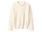Kremowy sweter z okrągłym dekoltem wykonany z puszystej tkaniny boucle.