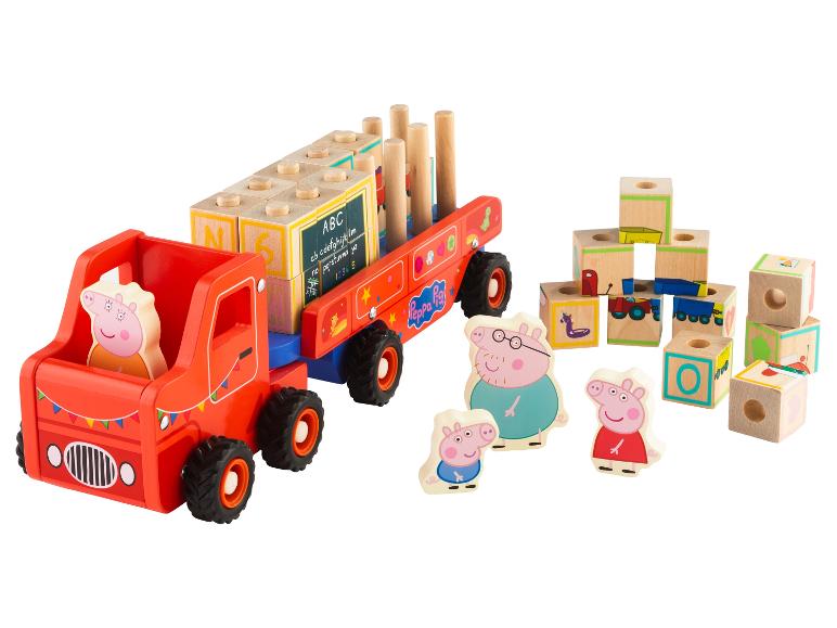 Drewniane zabawki Peppa Pig: ciężarówka, klocki i figurki.