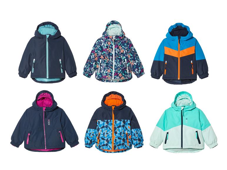 Sześć różnych zimowych kurtek dla dzieci.