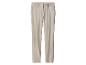 Para jasnobeżowych spodni damskich z płaskim przodem i kieszeniami bocznymi.