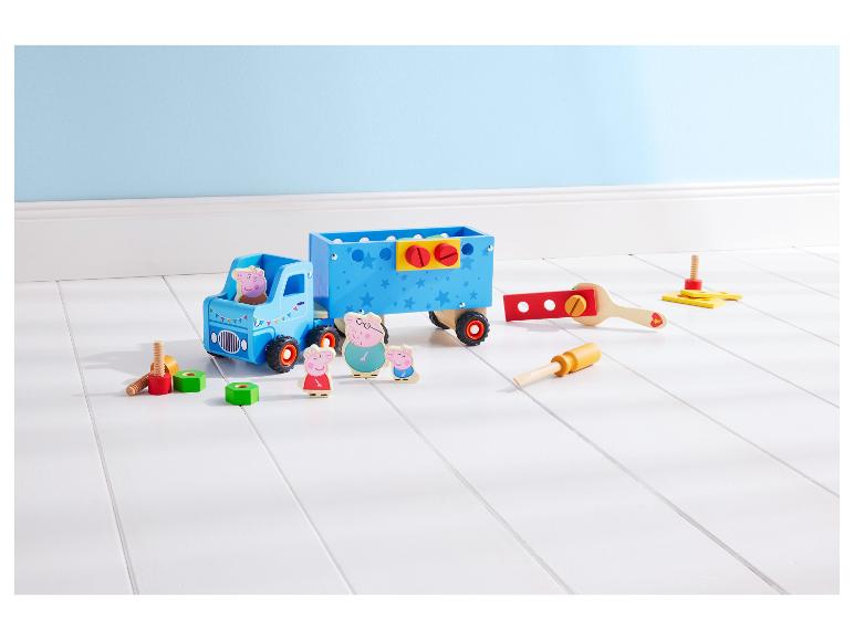 Drewniane zabawki Peppa Pig, w tym ciężarówka, przyczepa, figurki i narzędzia.