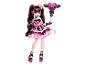 Lalka Monster High Draculaura w różowo-czarnej sukience z pasującymi akcesoriami.