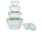 Zestaw szklanych misek z zielonymi pokrywkami.
