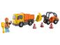 Drewniane zabawki: ciężarówka wywrotka, ładowarka i robotnik.