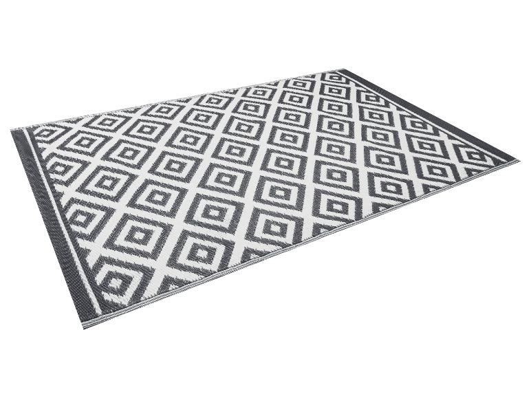 Szaro-biały dywan zewnętrzny z geometrycznym wzorem