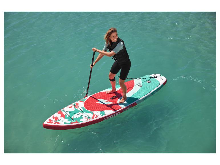 Kobieta wiosłuje na nadmuchiwanej desce SUP Exotic 10'6″, wzór kwiatowy.