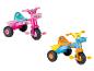 Dwa trójkołowce: różowy Barbie i niebieski Hot Wheels.