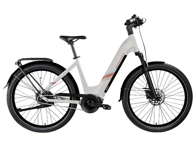 Biały rower elektryczny Zündapp z bagażnikiem i błotnikami.