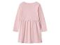 Widok z tyłu różowej sukienki dziecięcej z długim rękawem i marszczoną talią.