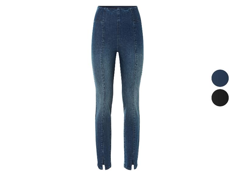 Ciemnoniebieskie skinny jeansy z rozcięciami.