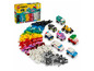 Zestaw LEGO Classic z różnymi samochodami i kolorowymi klockami.