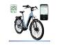 Niebieski rower elektryczny z aplikacją rowerową wyświetlaną na smartfonie.