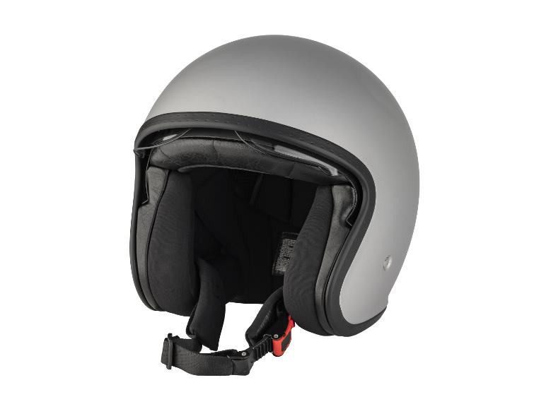 Szary otwarty kask motocyklowy z czarnym paskiem na brodę.