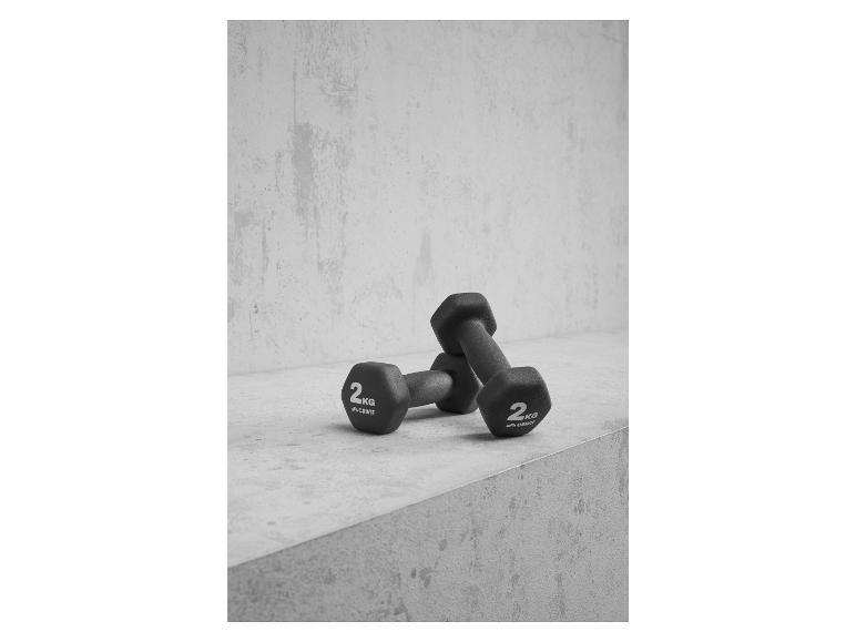 Dwie czarne 2 kg hantle Crivit na betonowej powierzchni.