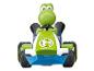Yoshi w zielonym samochodzie wyścigowym z niebieskimi detalami.