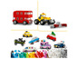 Zestaw LEGO z czerwonym dwupiętrowym autobusem, żółtą buldożerką i różnymi samochodami