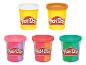 Pięć pojemników Play-Doh w różnych kolorach, w tym żółtym, różowym, czerwonym i zielonym.