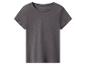 Szary T-shirt z krótkim rękawem na białym tle