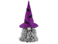 Gnom halloweenowy z fioletowym kapeluszem czarownicy i nietoperzami, siwą brodą i nosem.