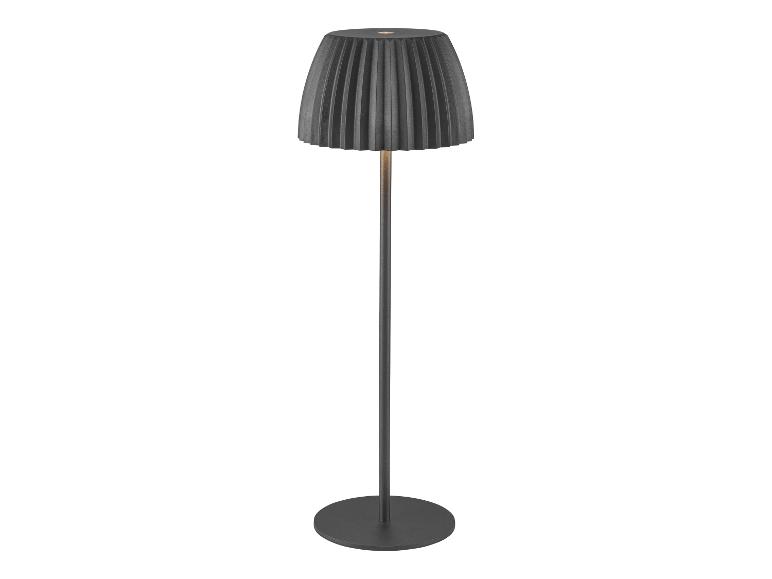 Nowoczesna lampa podłogowa z czarnym plisowanym kloszem i okrągłą podstawą.
