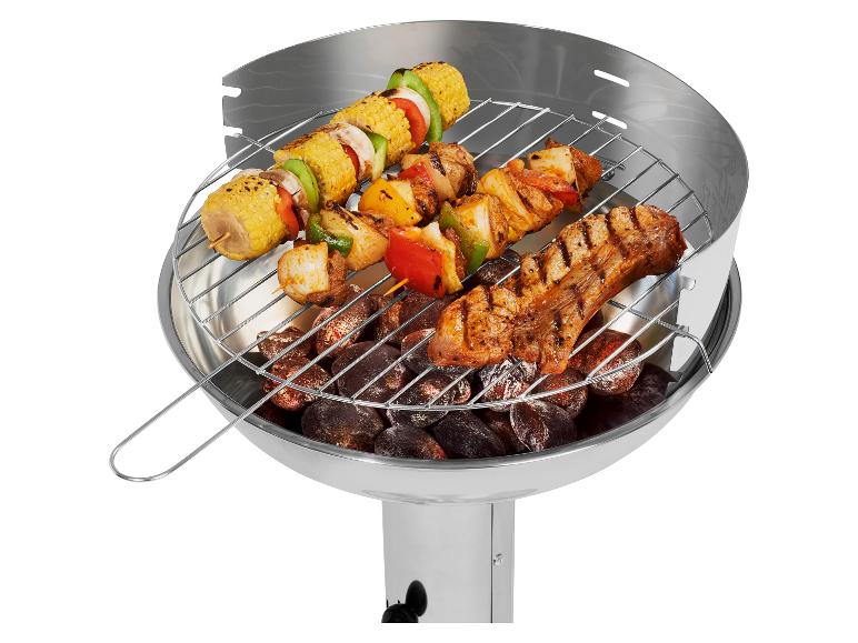 Grill z kukurydzą, szaszłykami mięsnymi i żeberkami na ruszcie