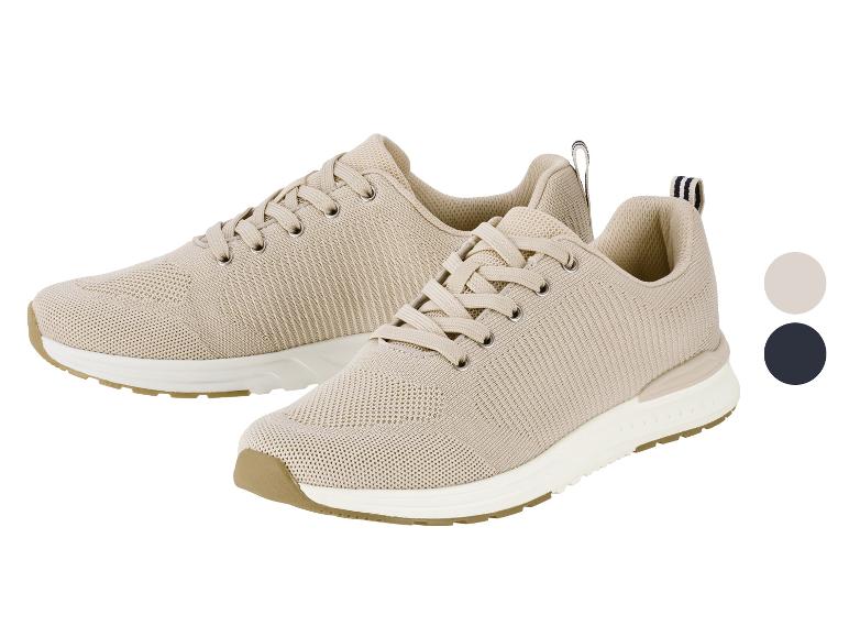 Dwa beżowe, dzianinowe sneakersy z białymi podeszwami i brązowymi akcentami, z próbkami kolorów.