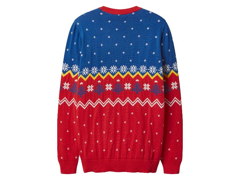 Sweter świąteczny z niebieskimi i czerwonymi sekcjami, z płatkami śniegu, drzewkami i wzorami zygzakowatymi.
