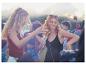 Letni festiwal: młode kobiety tańczą, stroje boho.