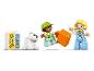 Figurki LEGO DUPLO, pies i klocek z motywem pogody na białym tle.