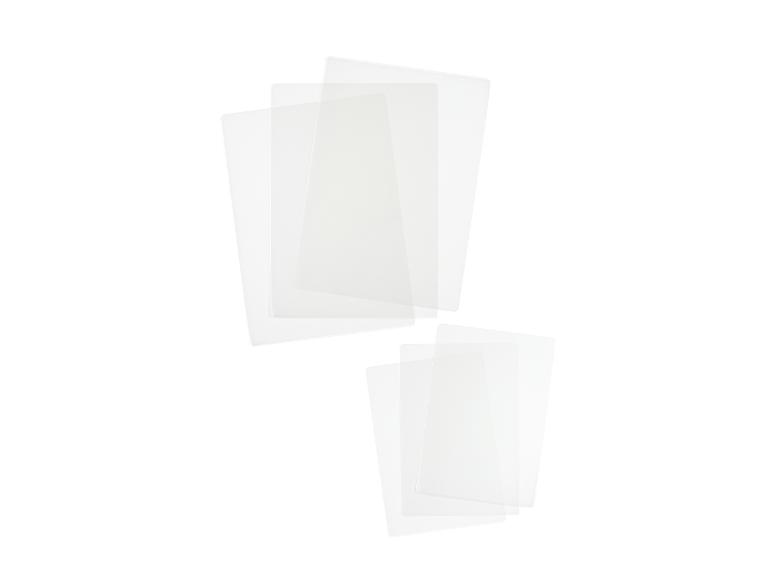 Dwa stosy przezroczystych arkuszy plastikowych, idealne do biura lub rękodzieła.