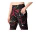Damskie legginsy sportowe z kieszeniami, czarne z czerwono-zielonym wzorem, telefon w kieszeni.