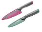 Dwa noże Tefal, jeden różowy, drugi zielony, z czarnymi uchwytami.