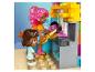 Dwie figurki Lego Friends bawiące się zestawem do herbaty bąbelkowej.