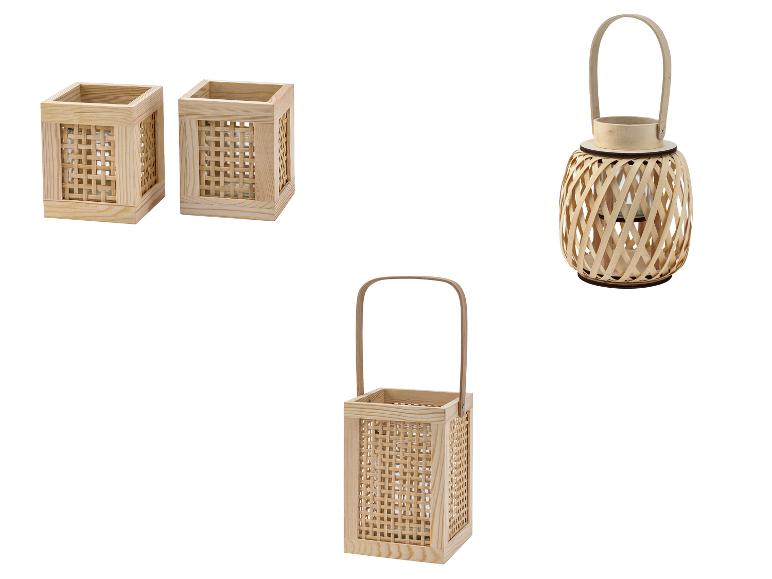 Trzy drewniane lampiony, jeden okrągły z uchwytem i dwa kwadratowe.