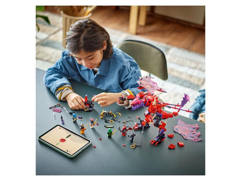 Dziecko buduje smoka i figurki LEGO Ninjago za pomocą tabletu