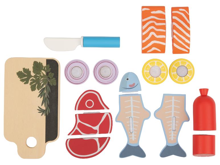Drewniany zestaw zabawek spożywczych, w tym mięso, ryby, warzywa i narzędzia kuchenne.